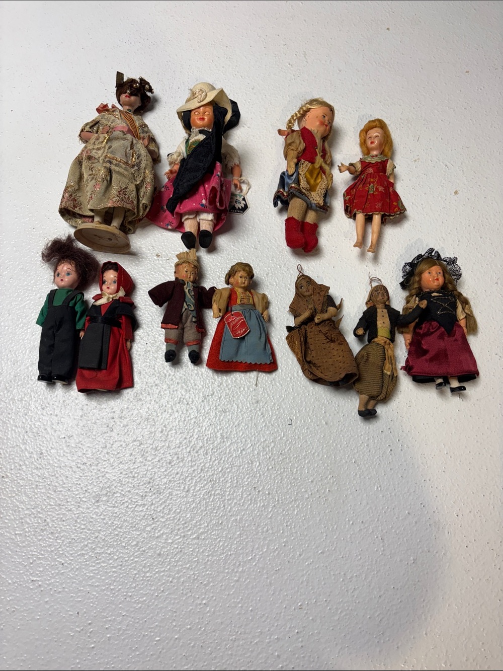 Assortment of vintage tourist dolls.